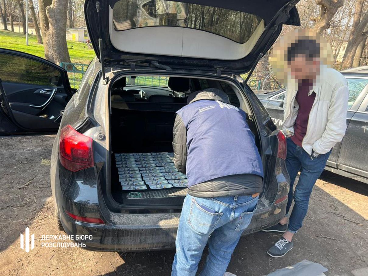 ДБР затримало правоохоронців з Львівщини вимагали хабаря від волонтерів - 24 Канал ДБР затримало правоохоронців з Львівщини вимагали хабаря від волонтерів - 24 Канал