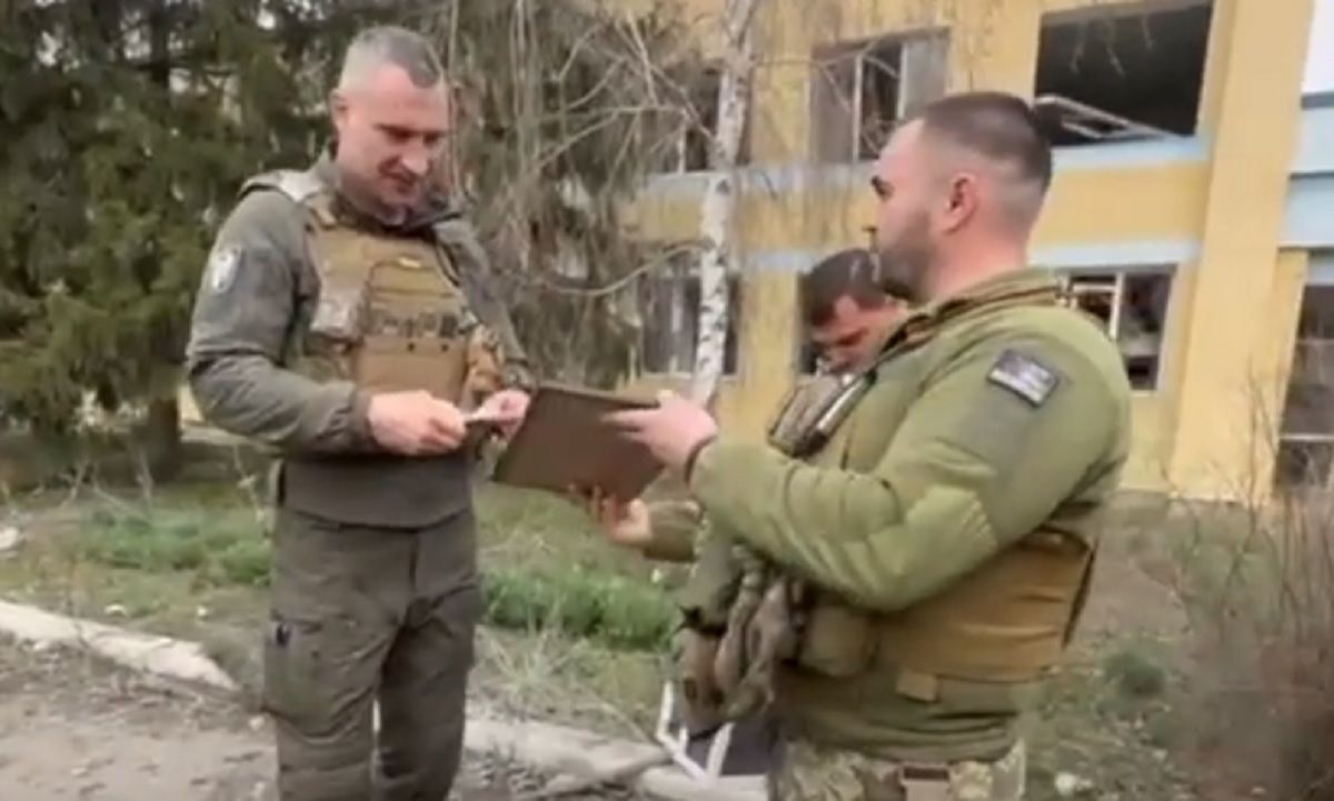 Кличко поехал на передовые позиции защитников Бахмута и Угледара и привез помощь Кличко поехал на передовые позиции защитников Бахмута и Угледара и привез помощь