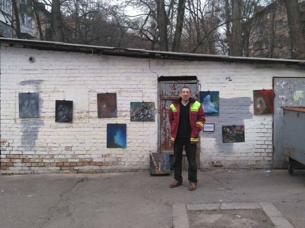 Київський "Бенксі": столичний двірник влаштував виставку своїх картин просто на вулиці - 24 Канал
