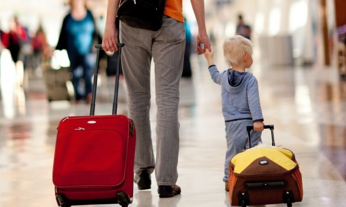 Выезд мужчин за границу 2023 – при каких условиях может уехать отец
