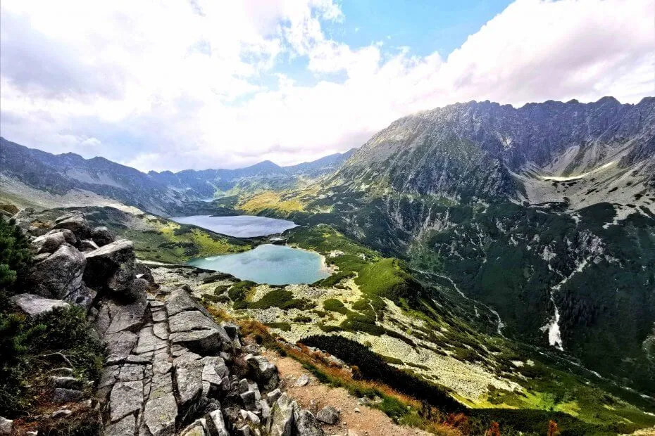 Перехід через Orla Perć у Dolinie Pięciu Stawów у Татрах Перехід через Orla Perć у Dolinie Pięciu Stawów у Татрах
