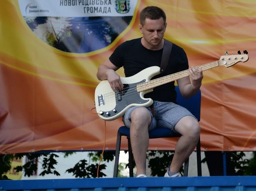 Олександр Цахнів майстерно володів гітарою Олександр Цахнів майстерно володів гітарою