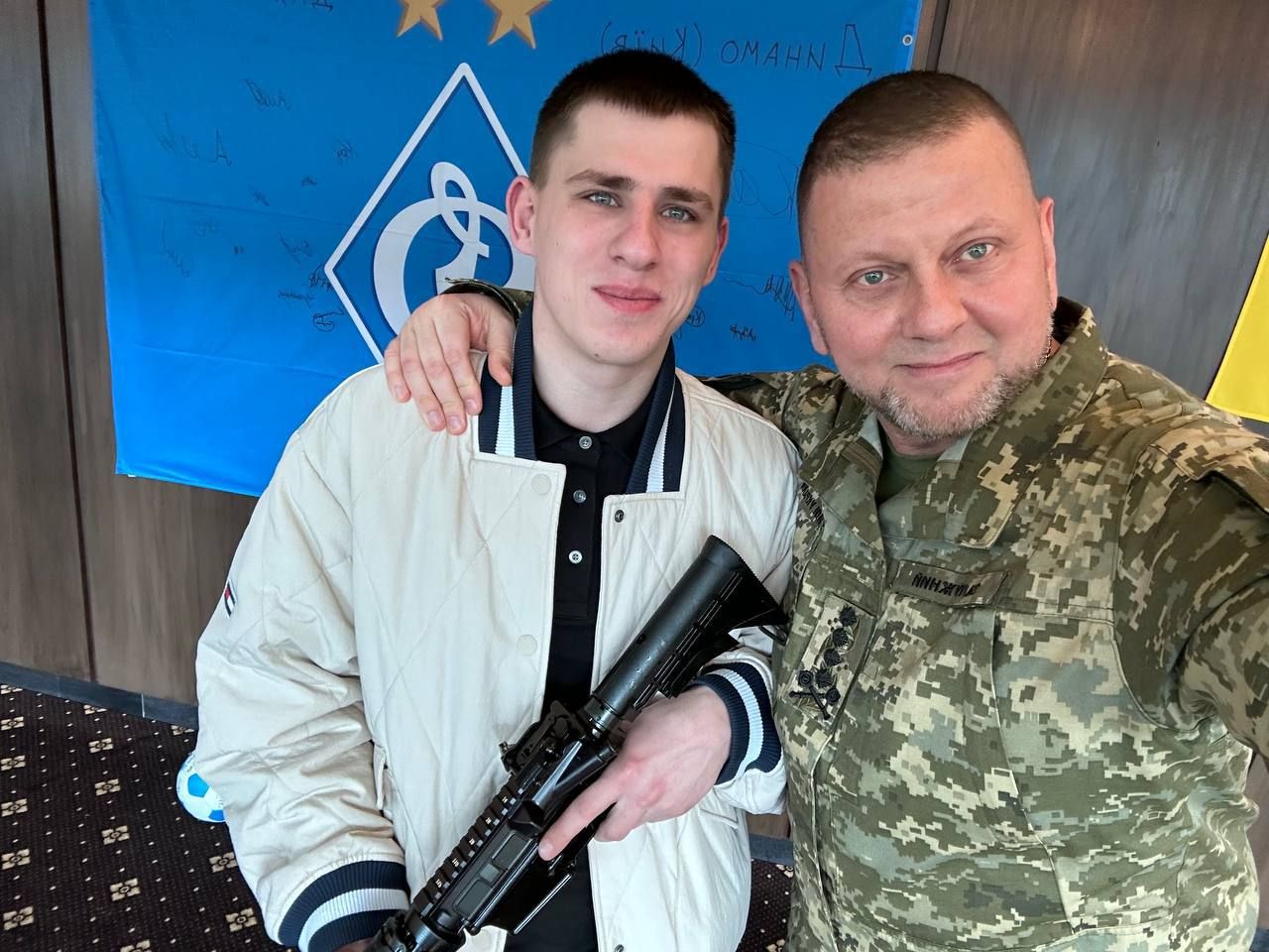 Старший солдат Зубарев получил награду от Залужного