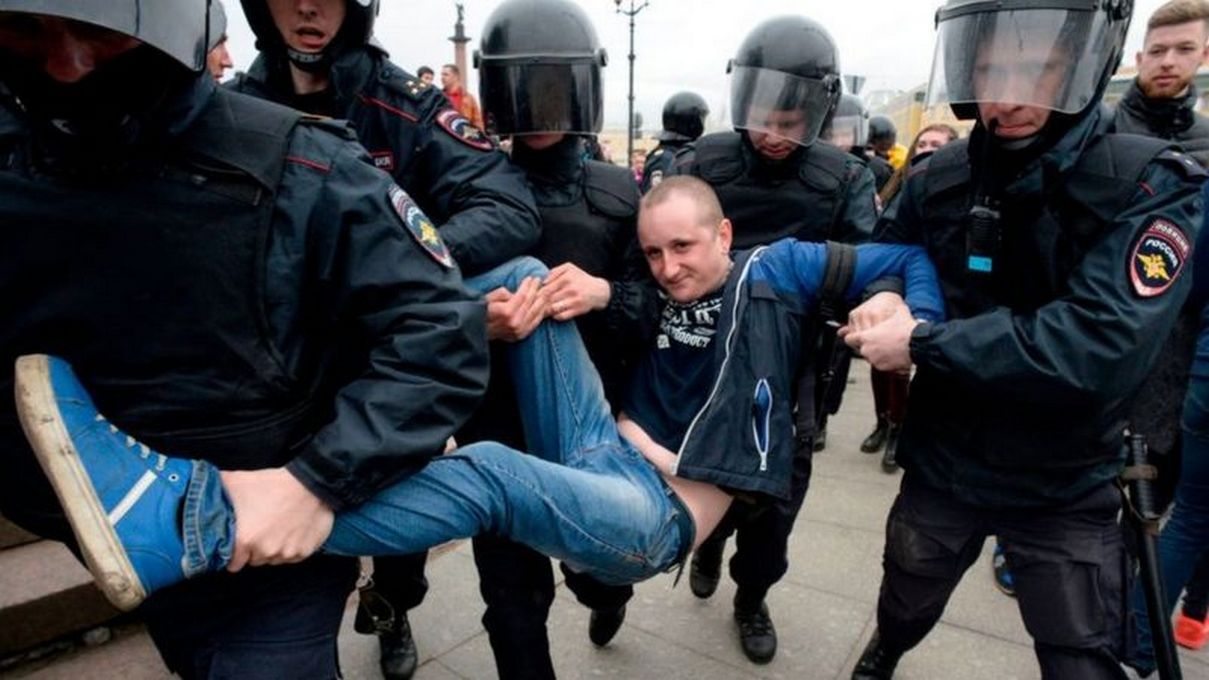 Арест участника акции протеста в России