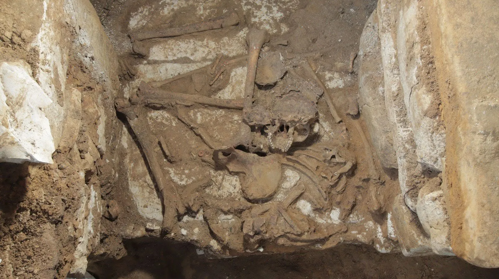 Останки людей знайдені в гробниці
