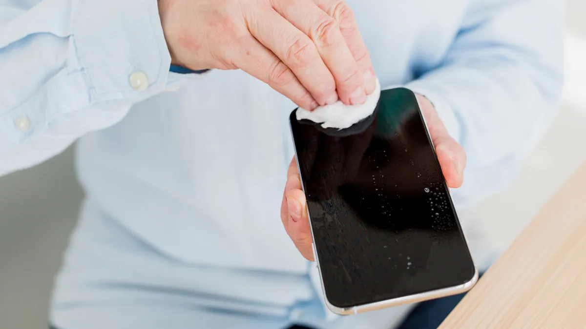 Влага внутри смартфона может быть причиной отключений Влага внутри смартфона может быть причиной отключений