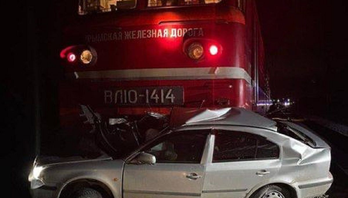 У Криму потяг розчавив автівку
