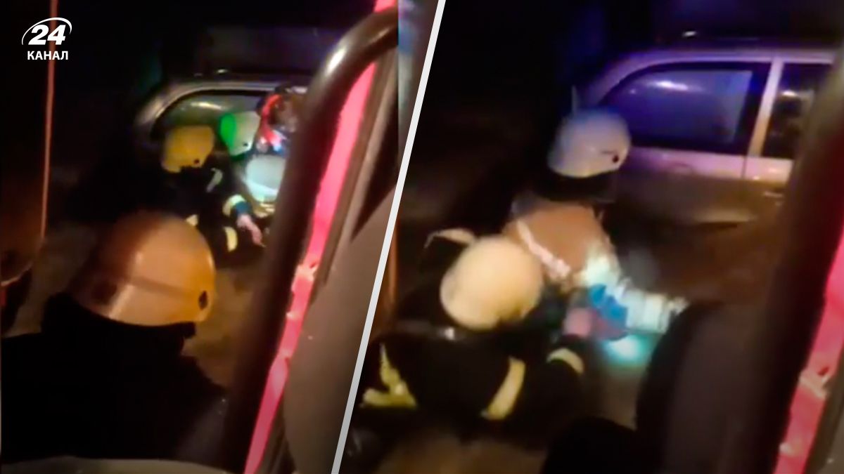 На Львівщині посеред річки застряг автомобіль - 24 Канал На Львівщині посеред річки застряг автомобіль - 24 Канал