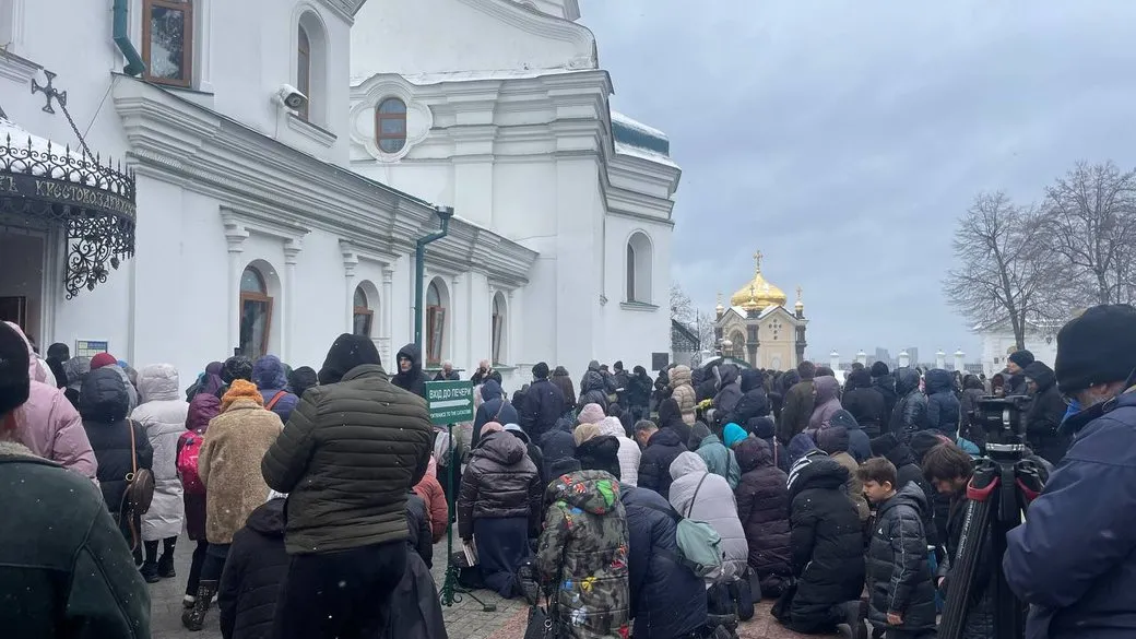 Прихожани УПЦ МП прийшли на ранкову службу до Лаври Прихожани УПЦ МП прийшли на ранкову службу до Лаври