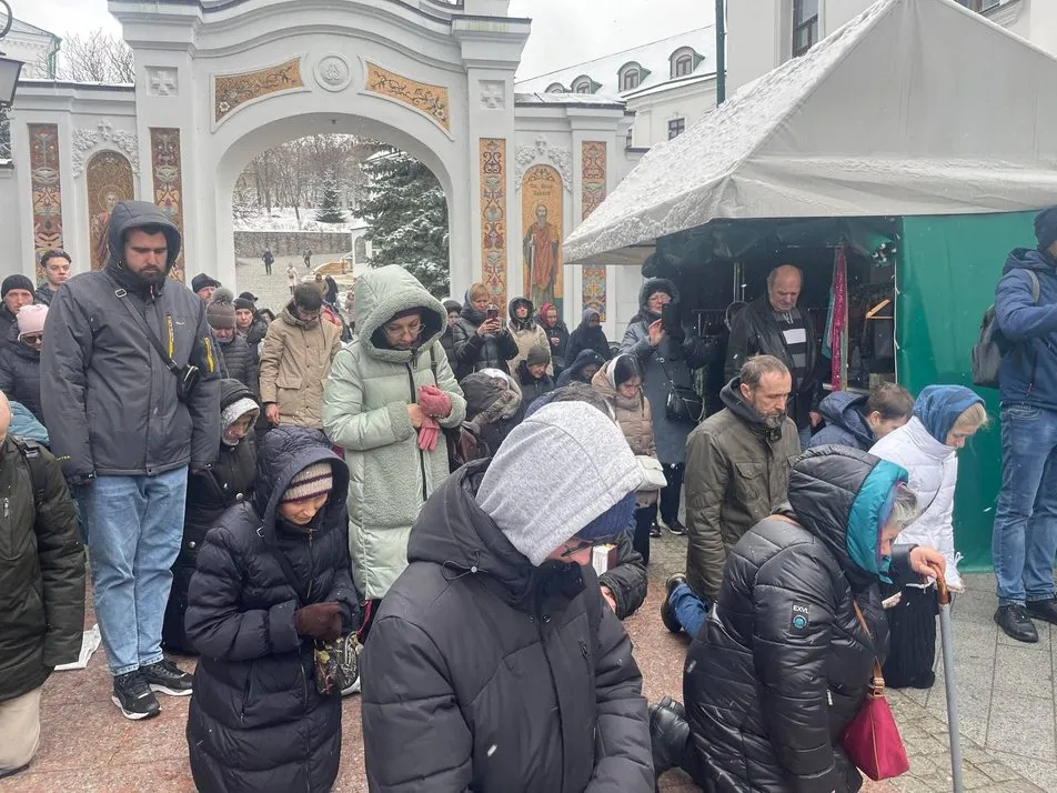 У Лавру сьогодні прийшли декілька сотень людей У Лавру сьогодні прийшли декілька сотень людей