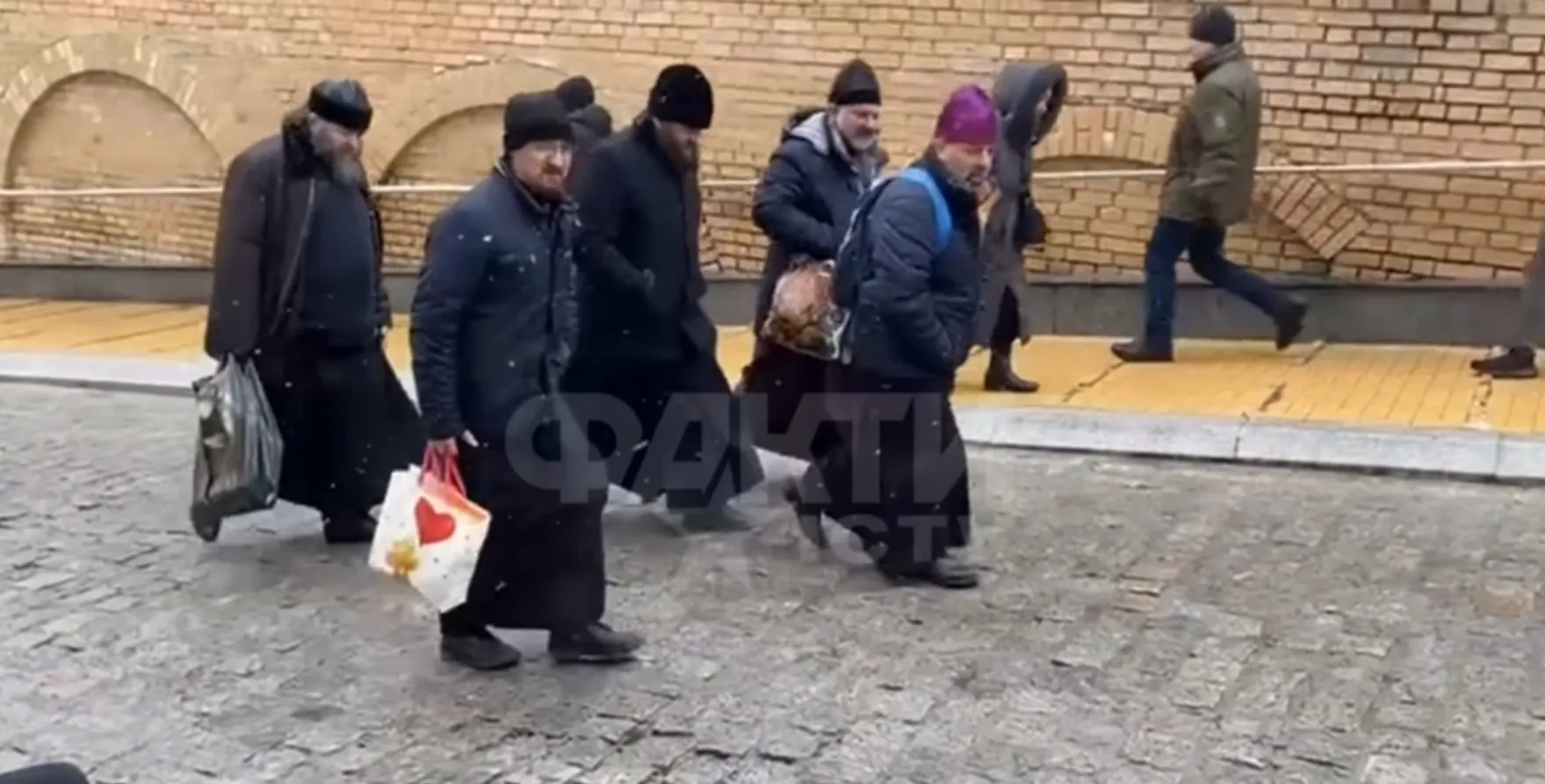 Попи йдуть з Лаври Попи йдуть з Лаври