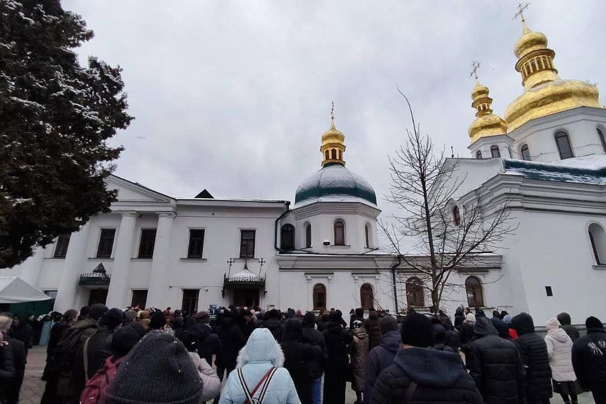 Возле Киево-Печерской Лавры собирается толпа верующих УПЦ МП