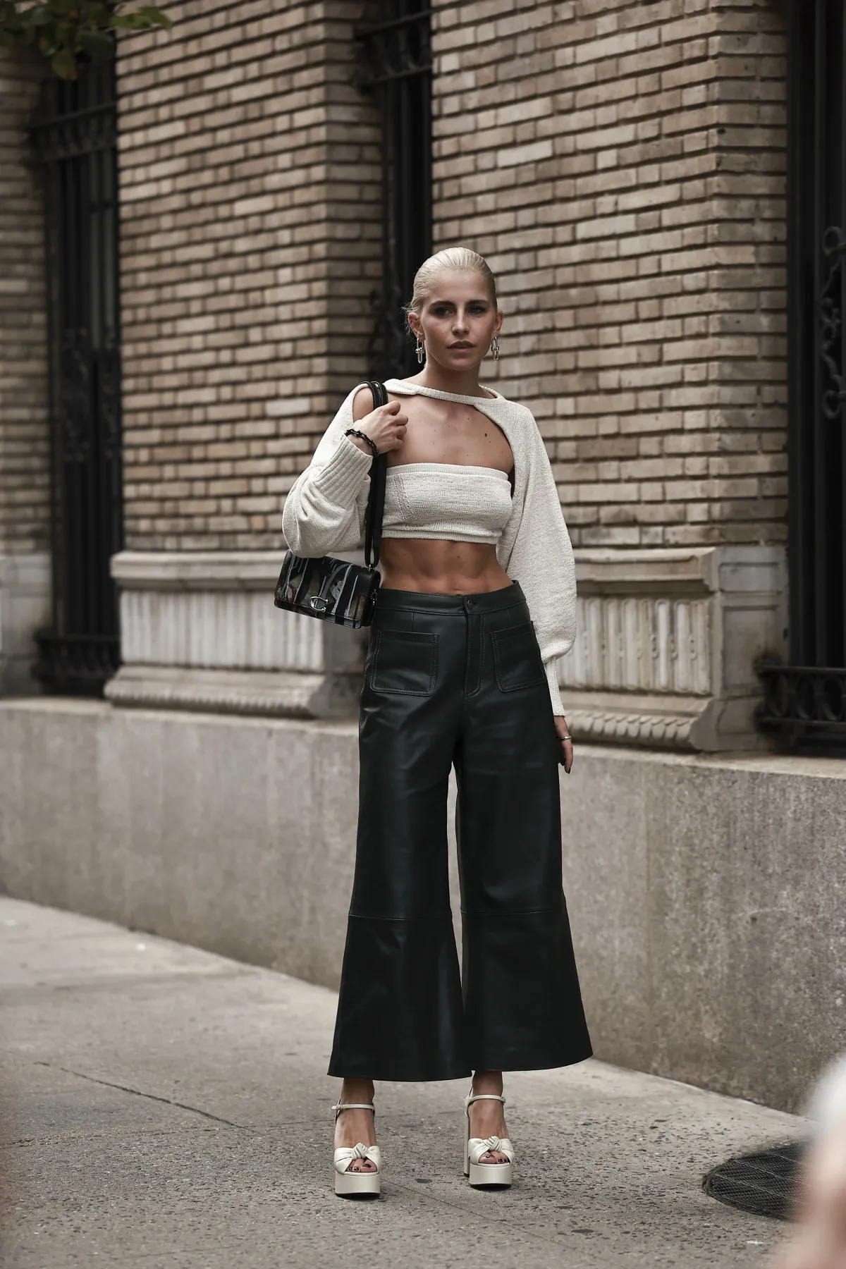 Стильные брюки для весеннего сезона Стильные брюки для весеннего сезона