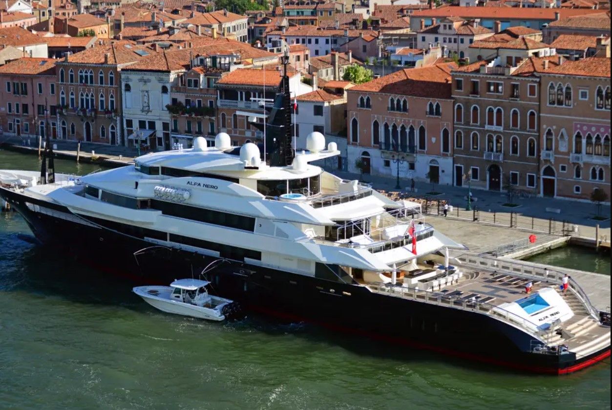 Супер'яхту російського олігарха пустять з молотка Супер'яхту російського олігарха пустять з молотка