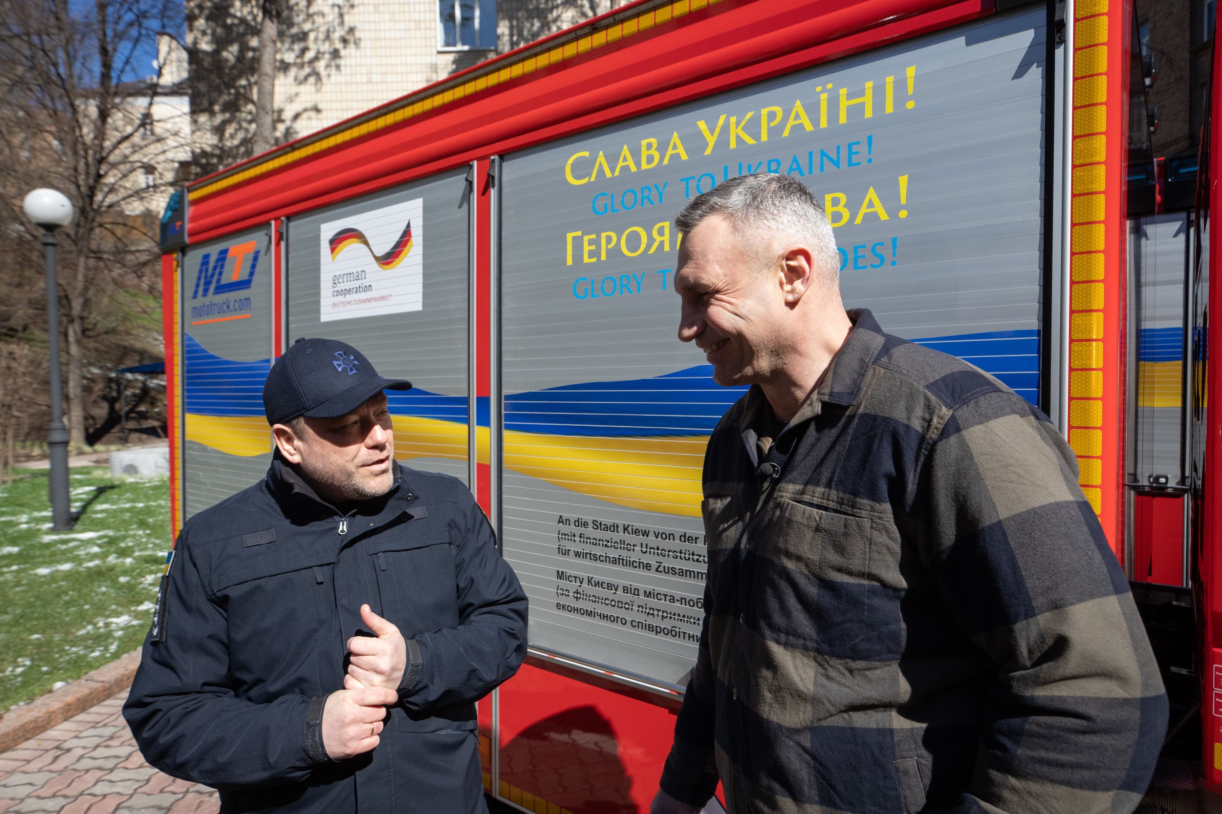Кличко передал службе ГСЧС Киева еще одну партию современных пожарных авто