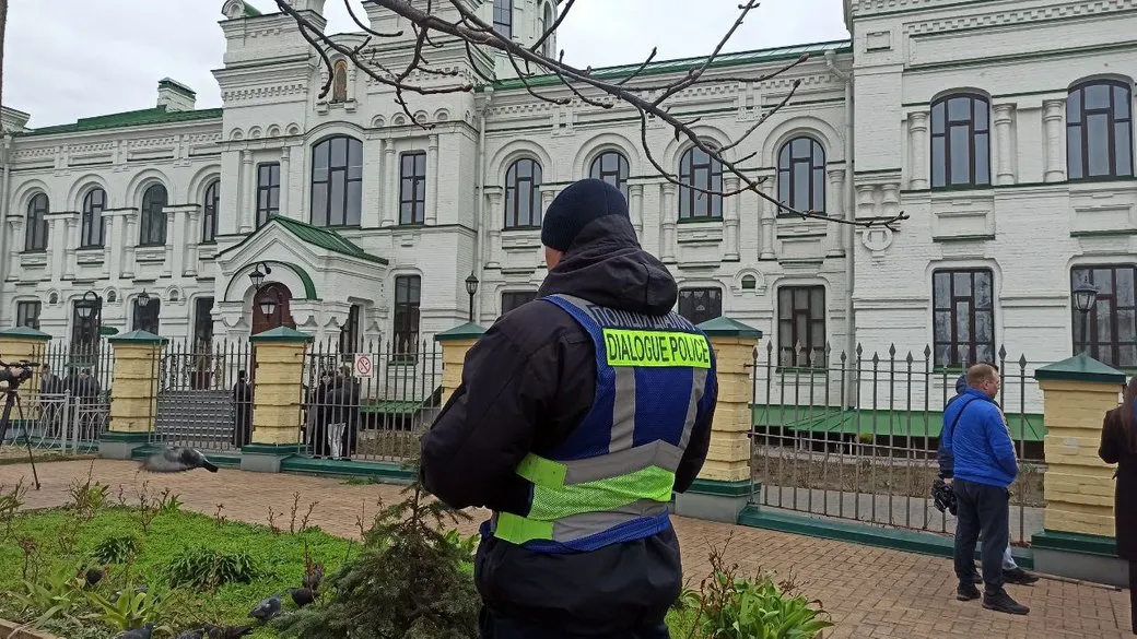 Комісію Мінкульту 31 березня знову не пустили до храмів Лаври Комісію Мінкульту 31 березня знову не пустили до храмів Лаври