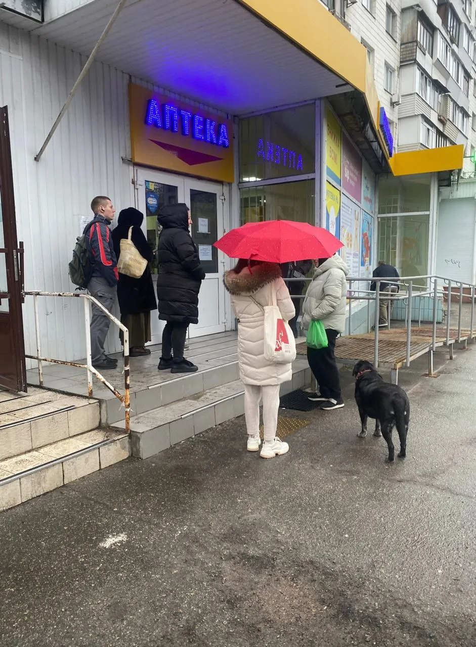 Ситуация возле аптеки в Голосеевском районе