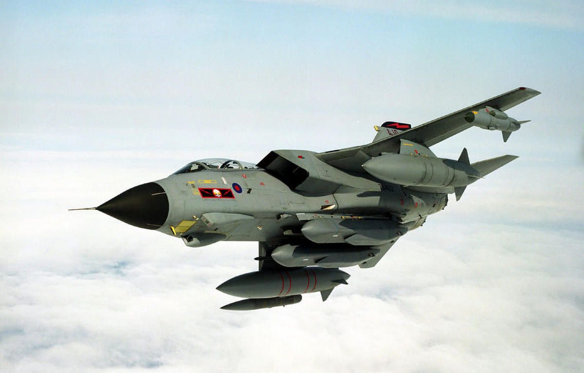 Бомбардировщик Tornado IDS с крылатыми ракетами Storm Shadow Бомбардировщик Tornado IDS с крылатыми ракетами Storm Shadow