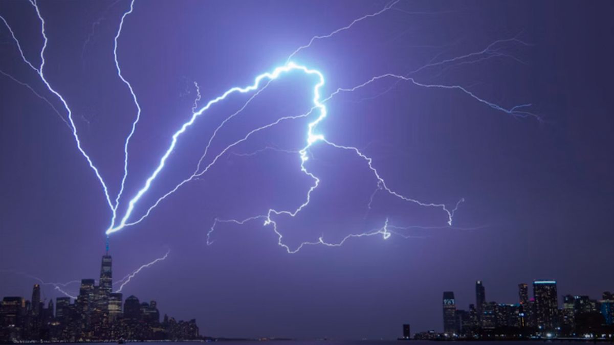 Блискавка влучила у Світовий торговий центр - 24 Канал Блискавка влучила у Світовий торговий центр - 24 Канал