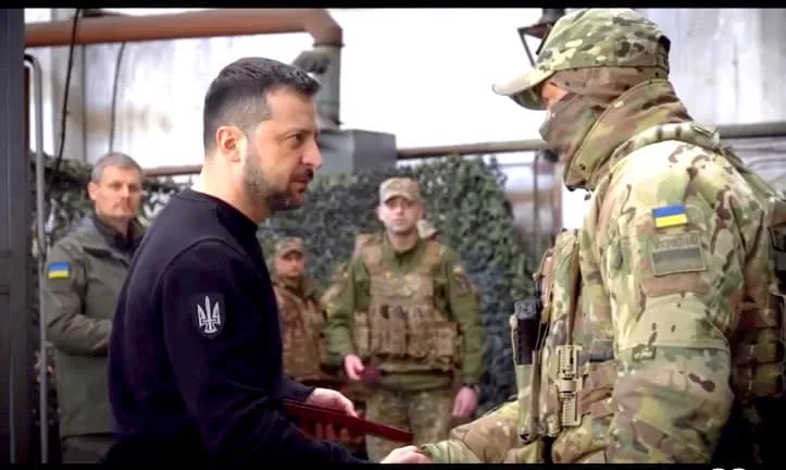 Володимир Зеленський вручив Сухомлину нагороду Володимир Зеленський вручив Сухомлину нагороду