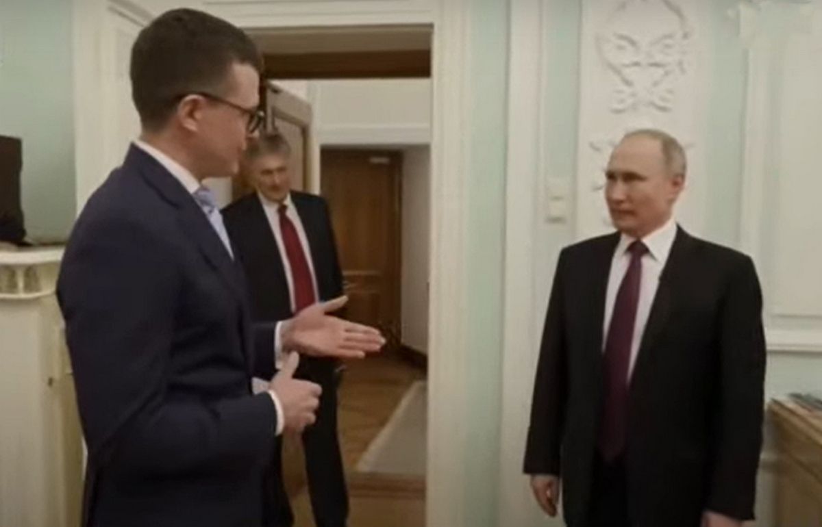 Путин проводит экскурсию по своему кабинету в Кремле