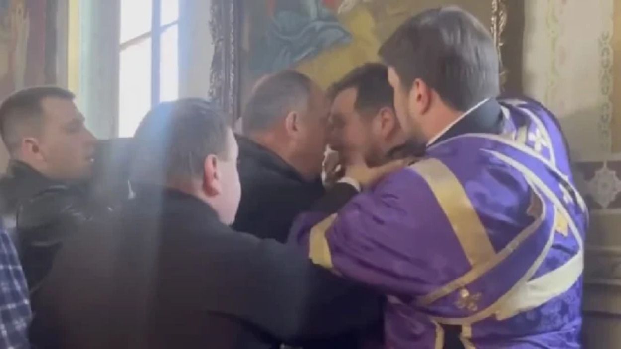 Побиття ченцями УПЦ МП військового в Хмельницькому 02.04.2023 - боєць потрапив до лікарні - 24 Канал Побиття ченцями УПЦ МП військового в Хмельницькому 02.04.2023 - боєць потрапив до лікарні - 24 Канал