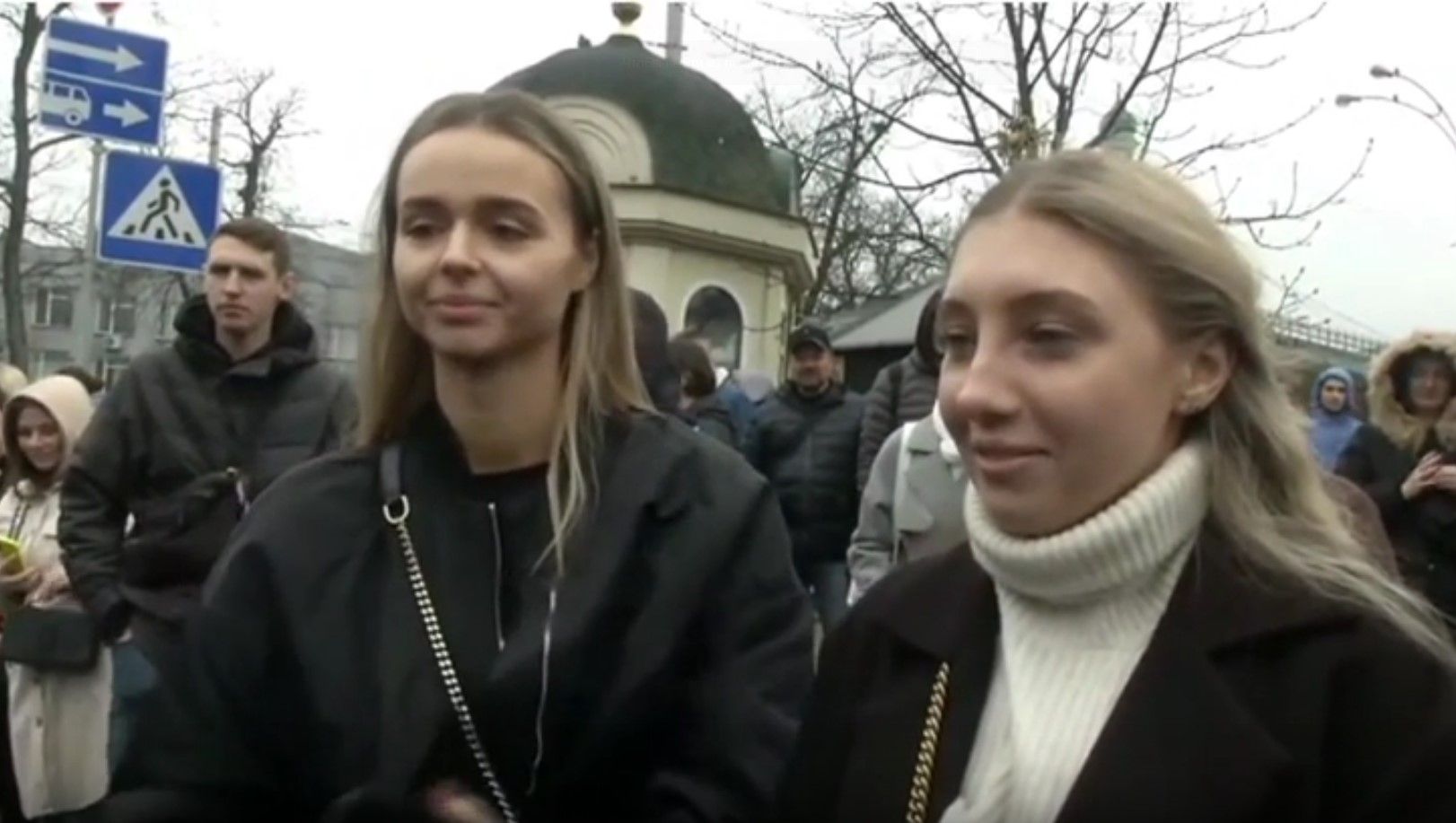 Дівчина з Маріуполя рознесла фанатів УПЦ МП - потужне відео