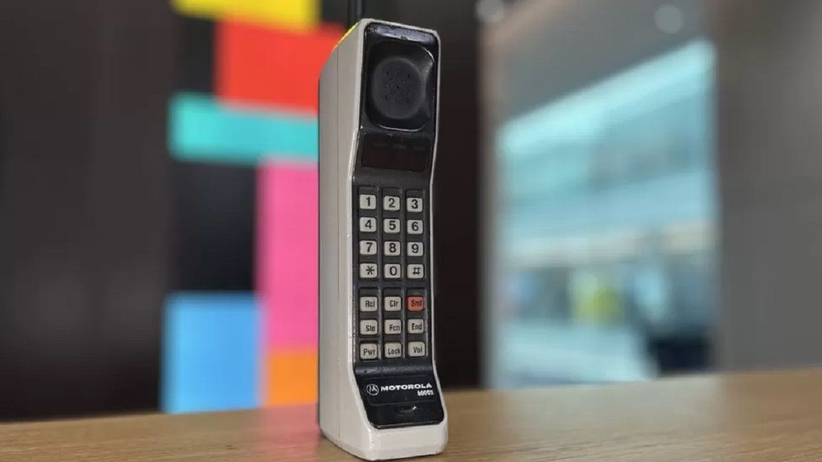 Коммерческая версия телефона Motorola, которой впервые воспользовался Марти Купер