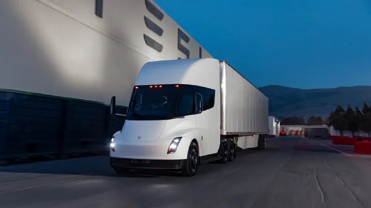 35 вантажівок Tesla Semi відкликають через брак