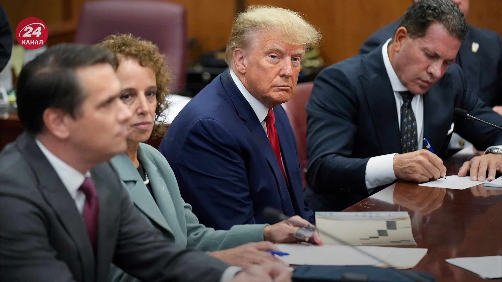 Дональд Трамп в зале суда Дональд Трамп в зале суда