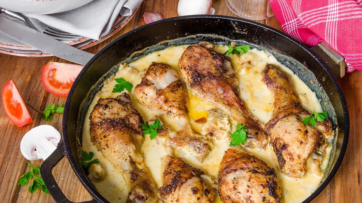 Нежный вкус в каждом кусочке: рецепт куриных голеней в сливочном соусе с тимьяном