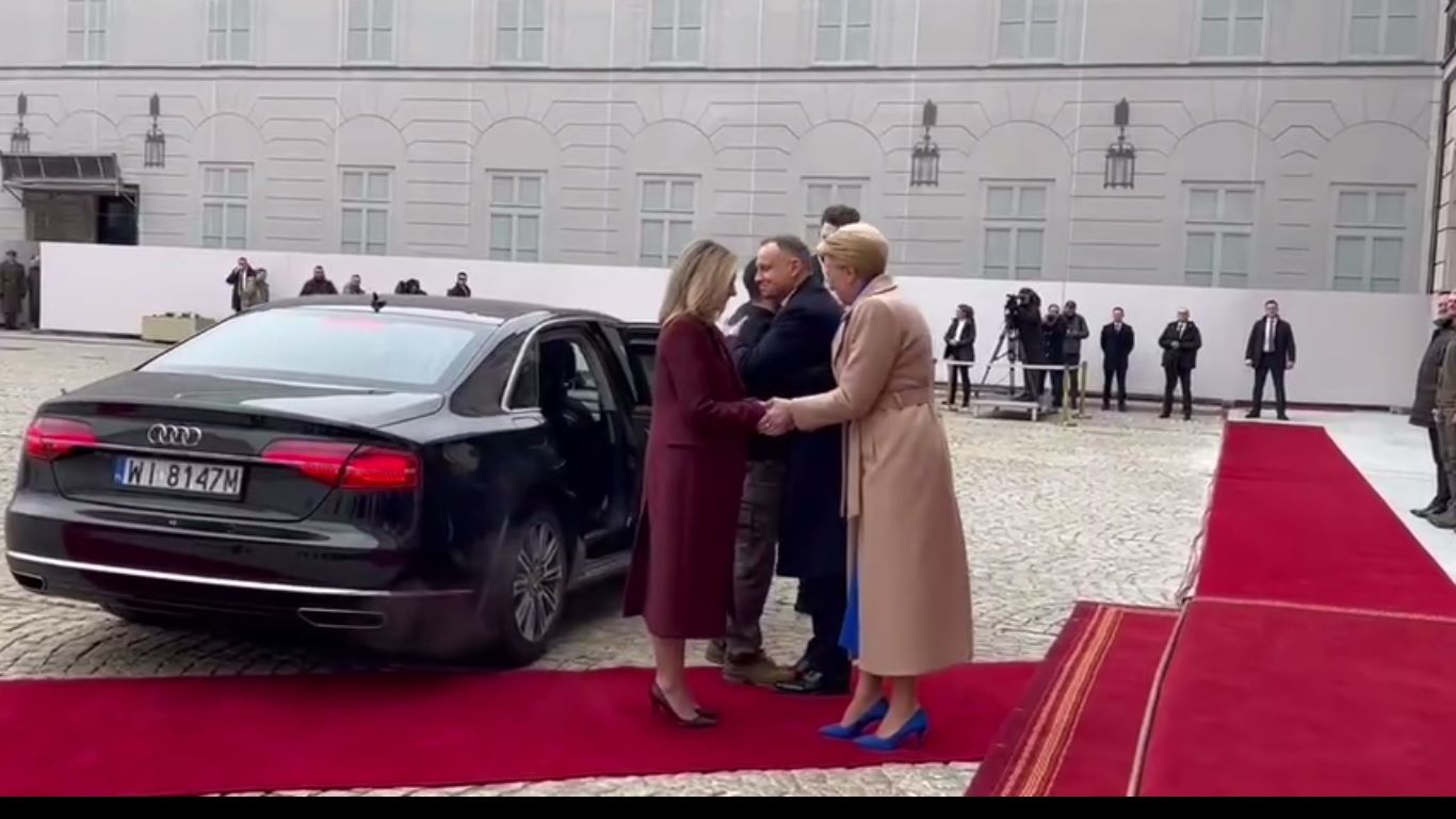 Зеленские уже в Варшаве Зеленские уже в Варшаве