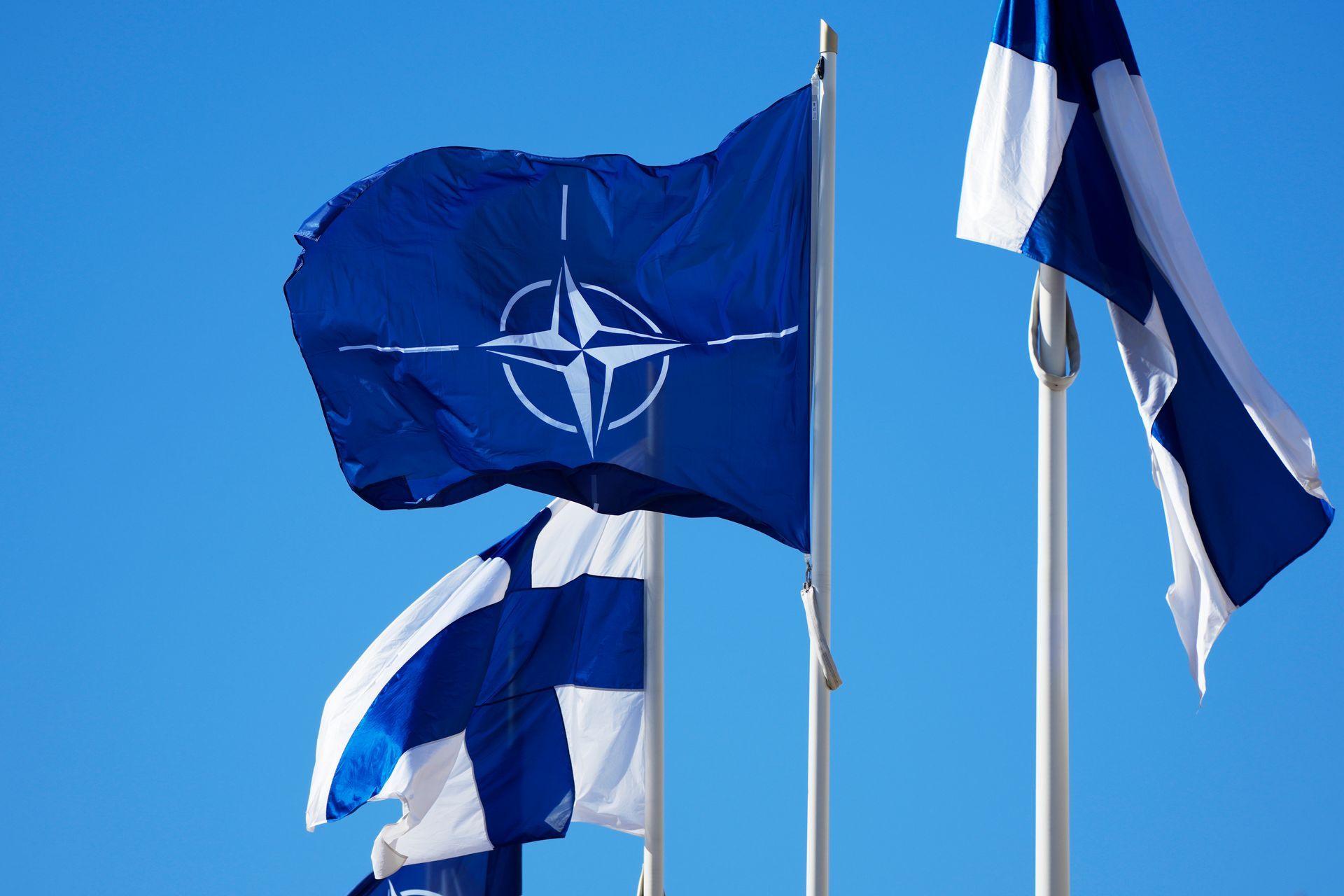 Российские власти понимают, что опасность из-за расширения НАТО - их выдумка