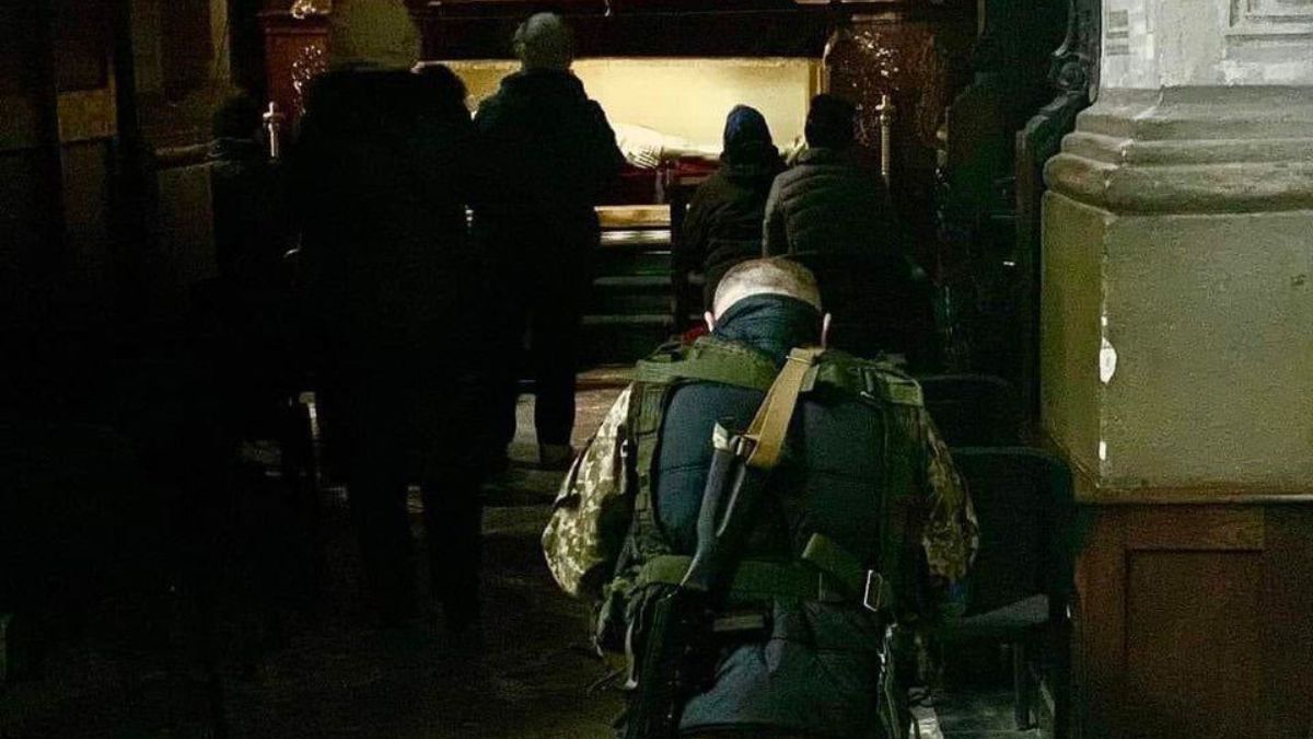 Український захисник став на коліна у Львівському храмі: щемливе фото - 24 Канал