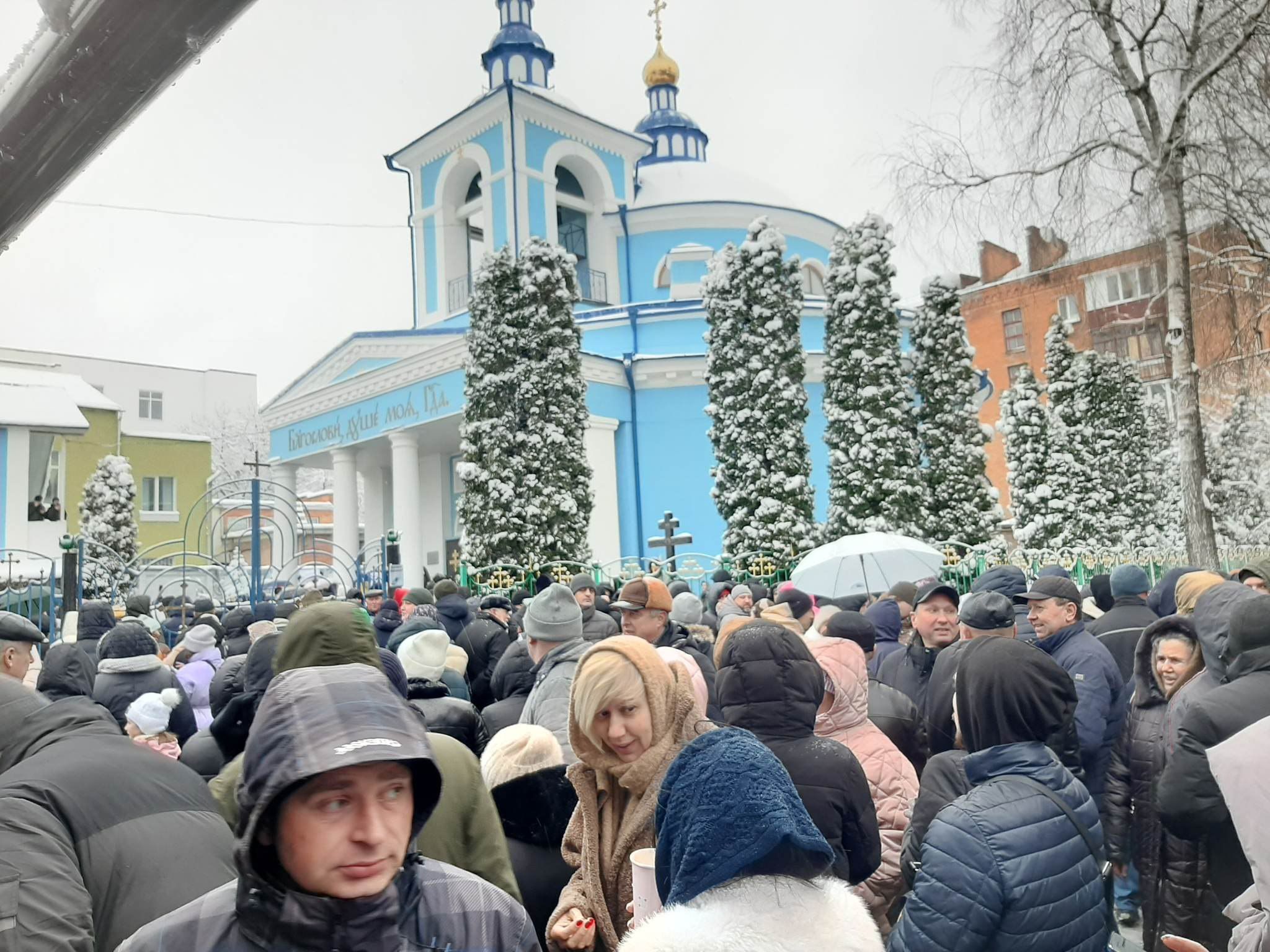В Хмельницком возле церкви, где избили военного, снова собираются люди