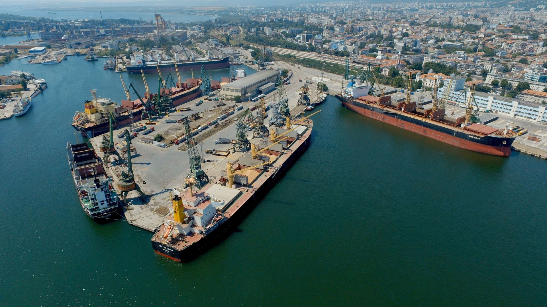 Болгария закрывает порты для российских судов