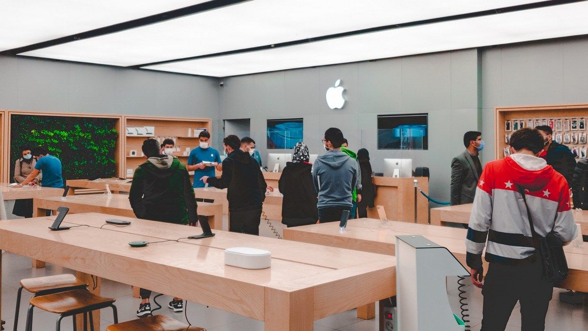 З магазину Apple вкрали 400 пристроїв, пробивши діру в стіні З магазину Apple вкрали 400 пристроїв, пробивши діру в стіні