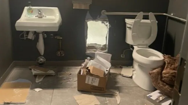 Діра в стіні туалету, яка веде в магазин Apple Діра в стіні туалету, яка веде в магазин Apple