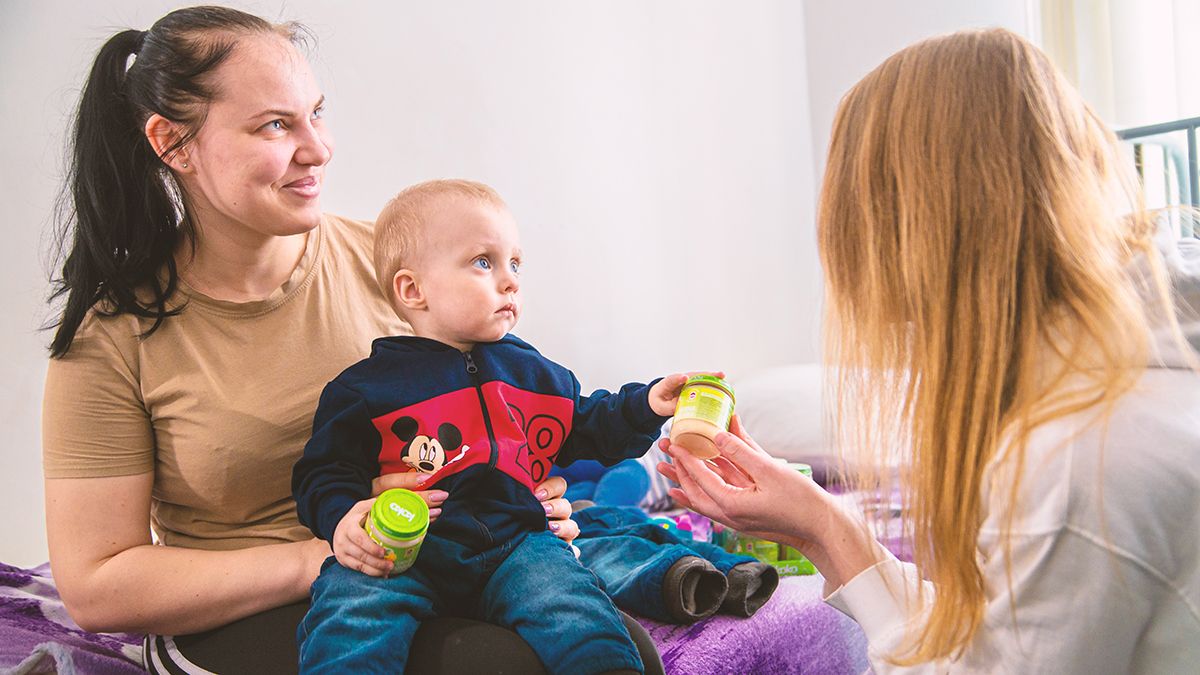 "Наша Ряба" передала маленьким украинцам детское питание "КОКО" из качественной курочки - 24 Канал "Наша Ряба" передала маленьким украинцам детское питание "КОКО" из качественной курочки - 24 Канал