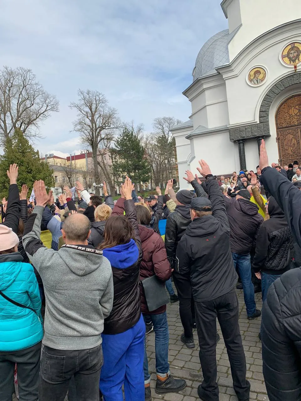 Люди голосуют за переход собора в ВЦУ