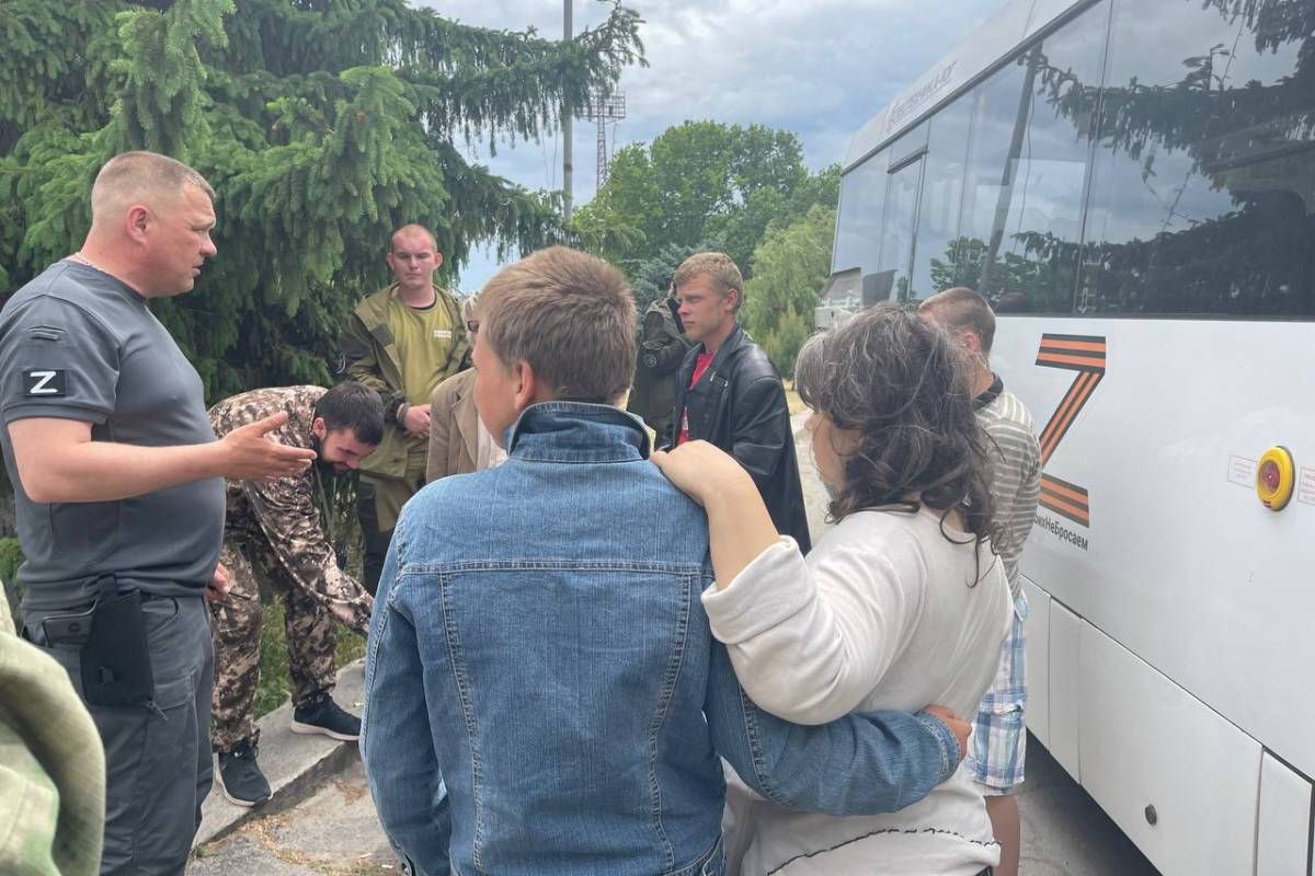Оккупанты принудительно эвакуируют украинцев с Херсонщины