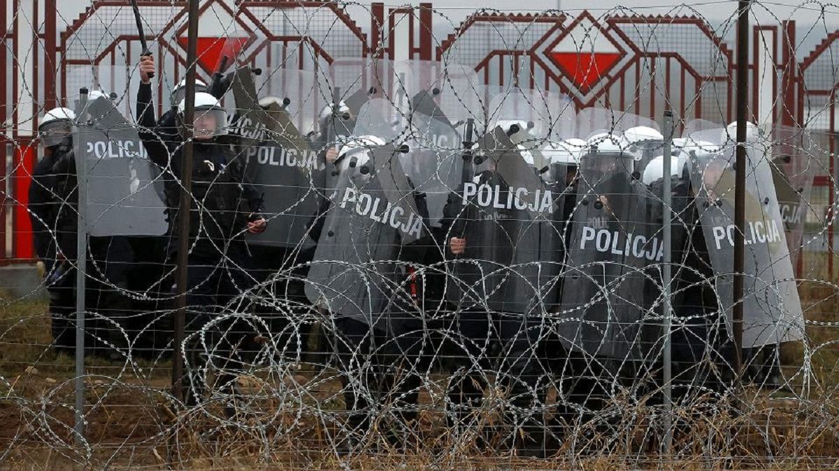Ситуація на кордоні Білорусі та Польщі - група мігрантів напала польських прикордонників - 24 Канал