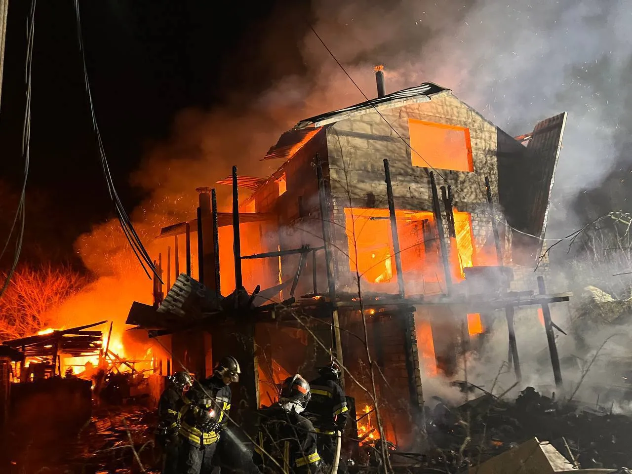 У Києві чули вибух: після цього розгорілась потужна пожежа