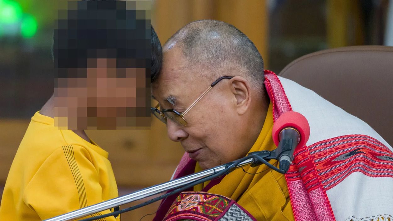Далай-лама поцеловал мальчика - все, что известно о скандале, видео с мероприятия - 24 Канал