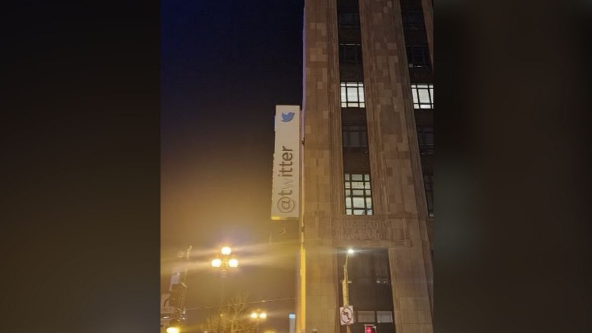 Илон Маск сменил название Twitter на фасаде офиса, пошутив о женской груди