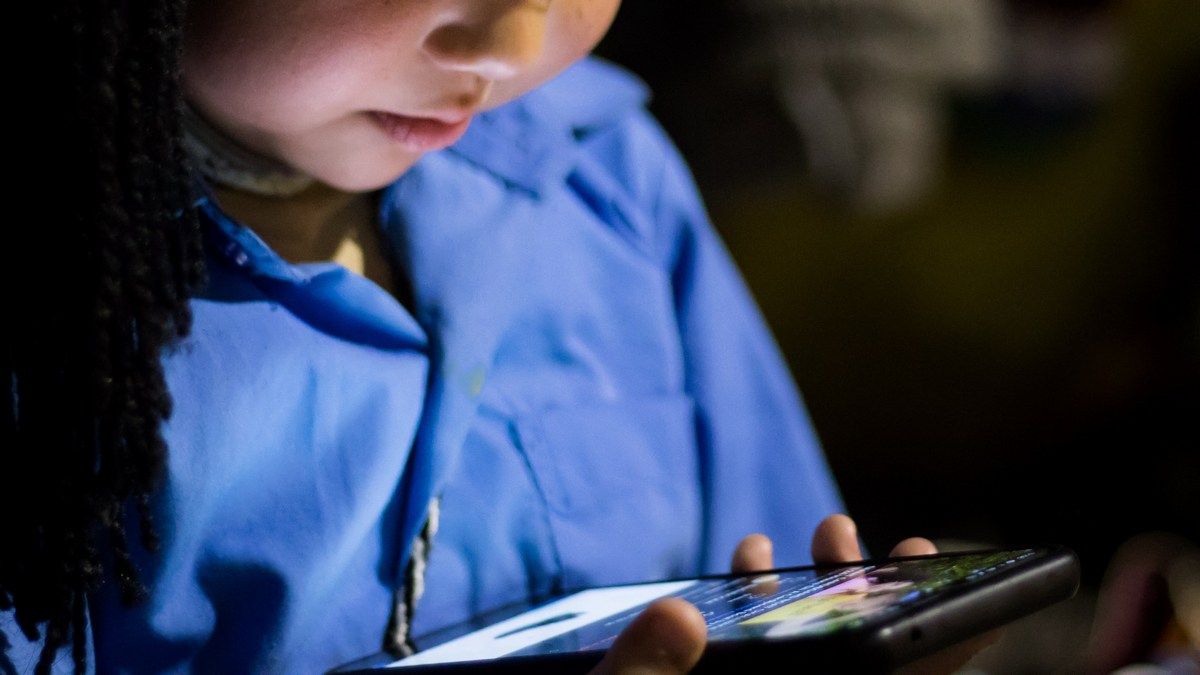 Группа родителей продвигает законодательный запрет на использование смартфонов детьми до 16 лет