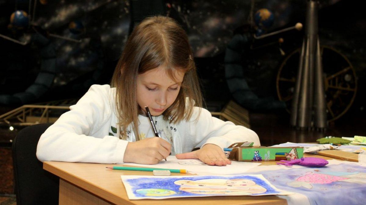 Французская ракета с рисунком украинки на корпусе готовится взлететь в космос Французская ракета с рисунком украинки на корпусе готовится взлететь в космос