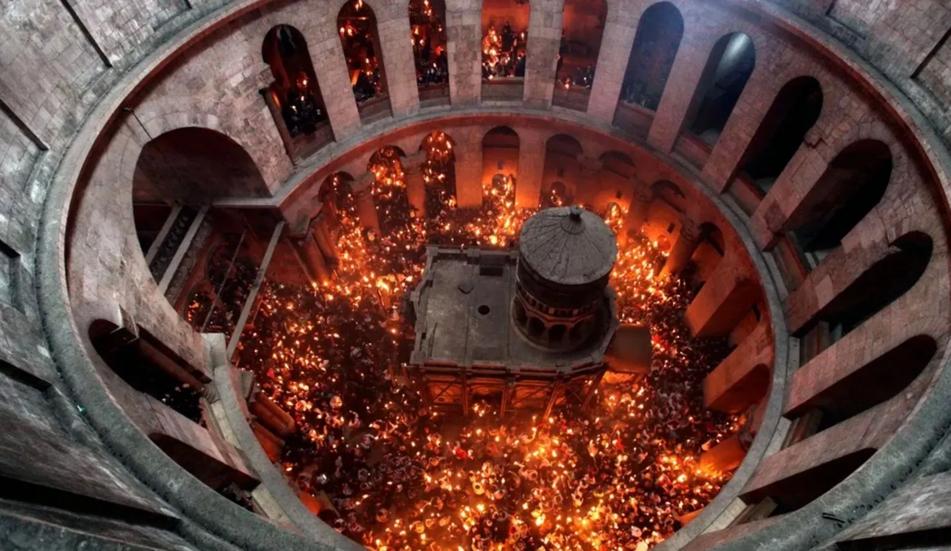 Почему и когда сходит Благодатный огонь Почему и когда сходит Благодатный огонь