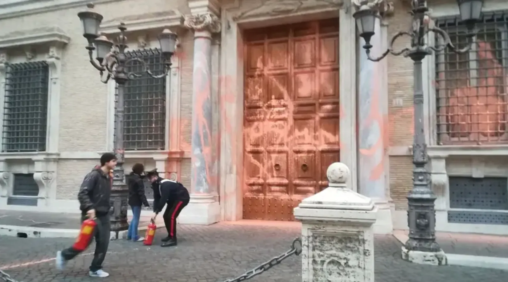Палаццо Мадама в Римі під час протесту облили фарбою / Фото Ultima Generazione