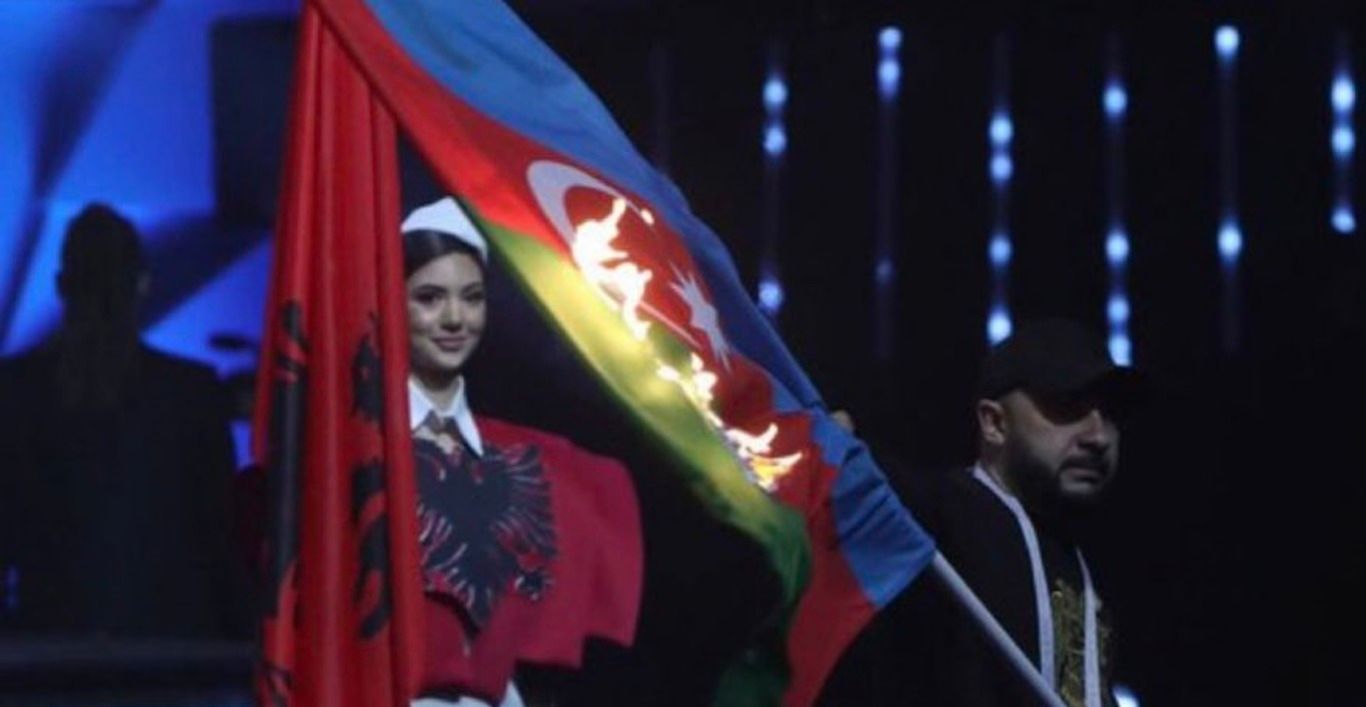 У Єревані підпалили прапор Азербайджана